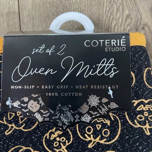 Happy Halloween 2 Set of Oven Mitts 100 % Cotton Metallic Pumpkin Prints - Picture 3 of 3